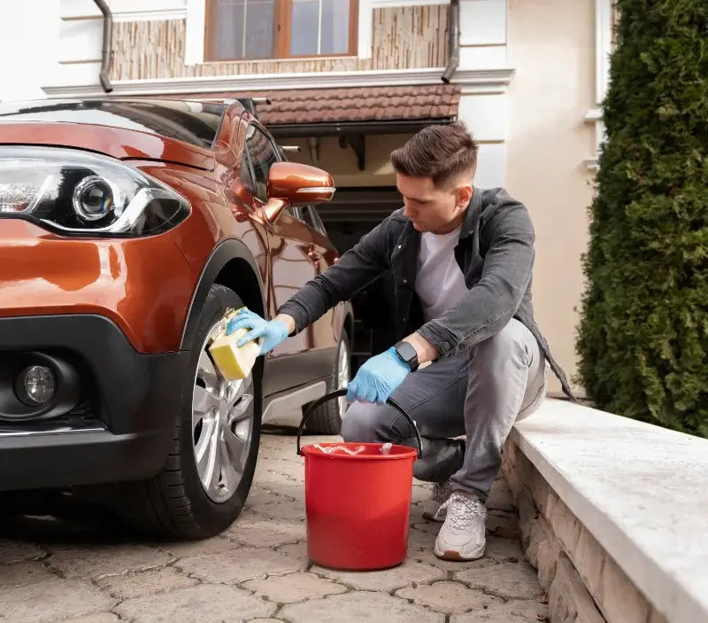 Lavage auto à domicile Aussac-Vadalle : professionnel intervenant sur un véhicule
